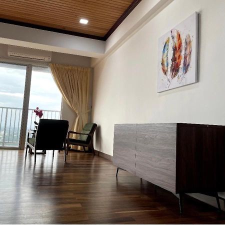 The Venus - Spacious Wooden Top Floor Apartment Sitiawan Buitenkant foto