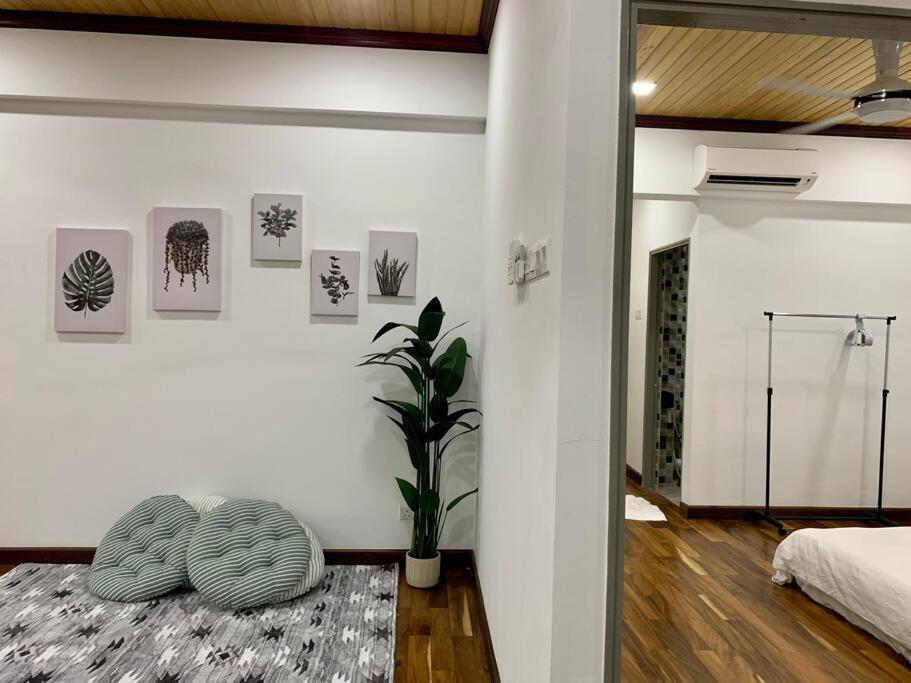 The Venus - Spacious Wooden Top Floor Apartment Sitiawan Buitenkant foto