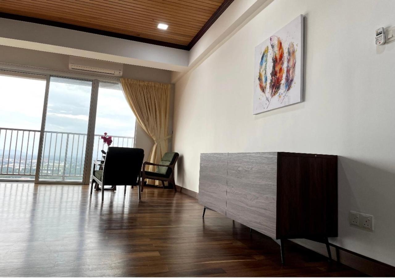 The Venus - Spacious Wooden Top Floor Apartment Sitiawan Buitenkant foto