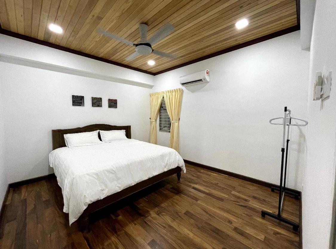 The Venus - Spacious Wooden Top Floor Apartment Sitiawan Buitenkant foto