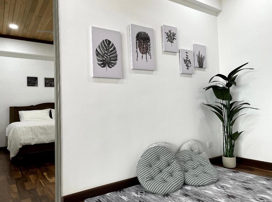 The Venus - Spacious Wooden Top Floor Apartment Sitiawan Buitenkant foto