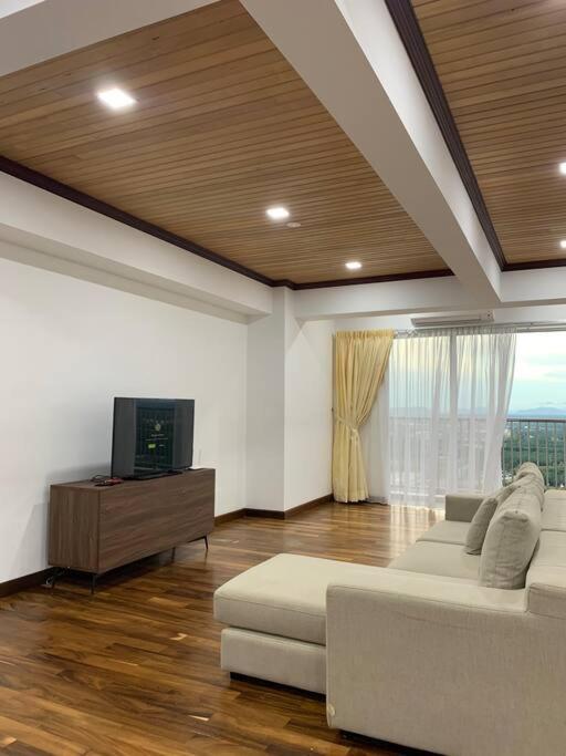 The Venus - Spacious Wooden Top Floor Apartment Sitiawan Buitenkant foto